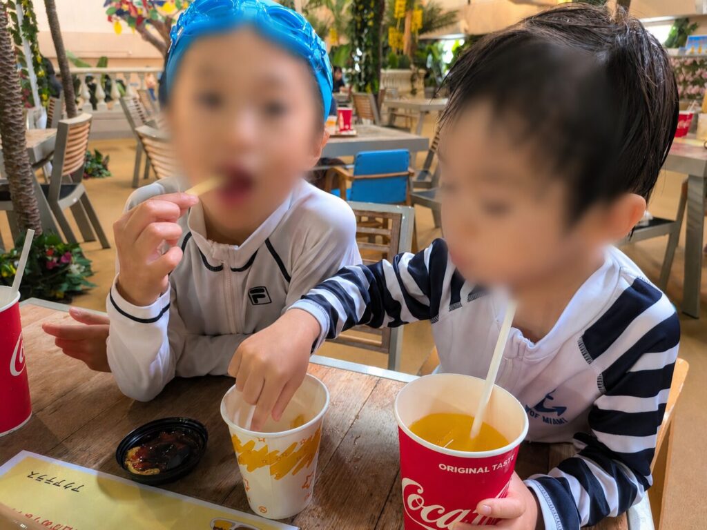 杉乃井ホテルのプール アクアビートでポテトとジュースで休憩